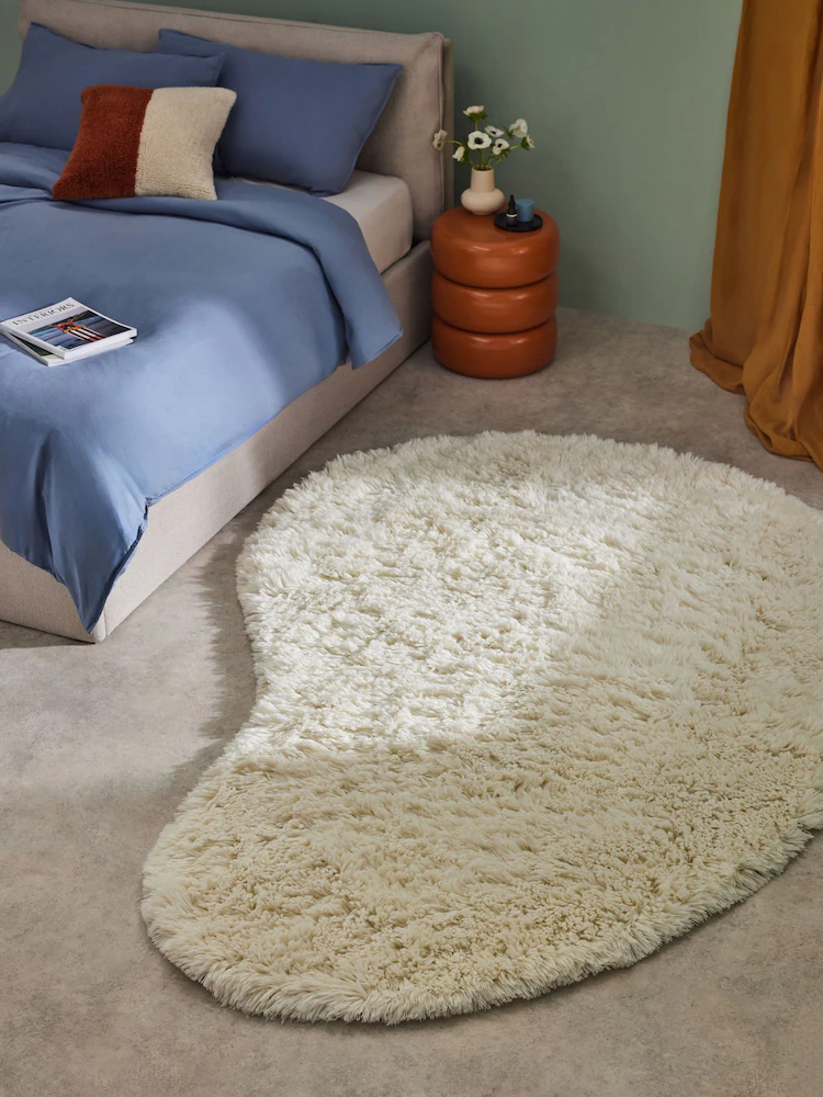 White Curved Dala Shaggy Berber Wool Rug